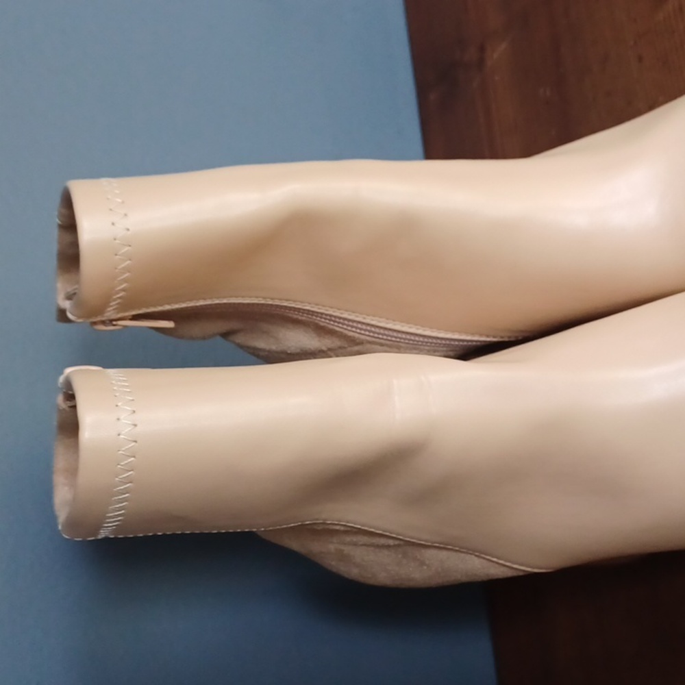 Lulu's boots - Picture 3 of 15